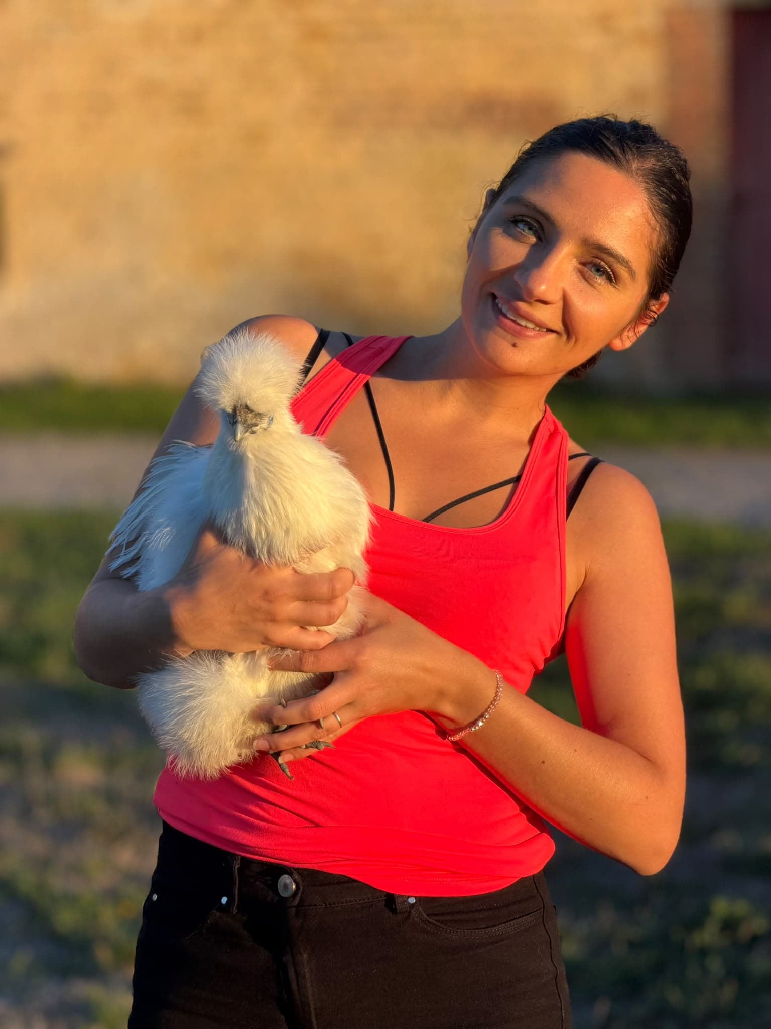 Elinor, fondatrice de CotCot'Minute, avec une poule Soie