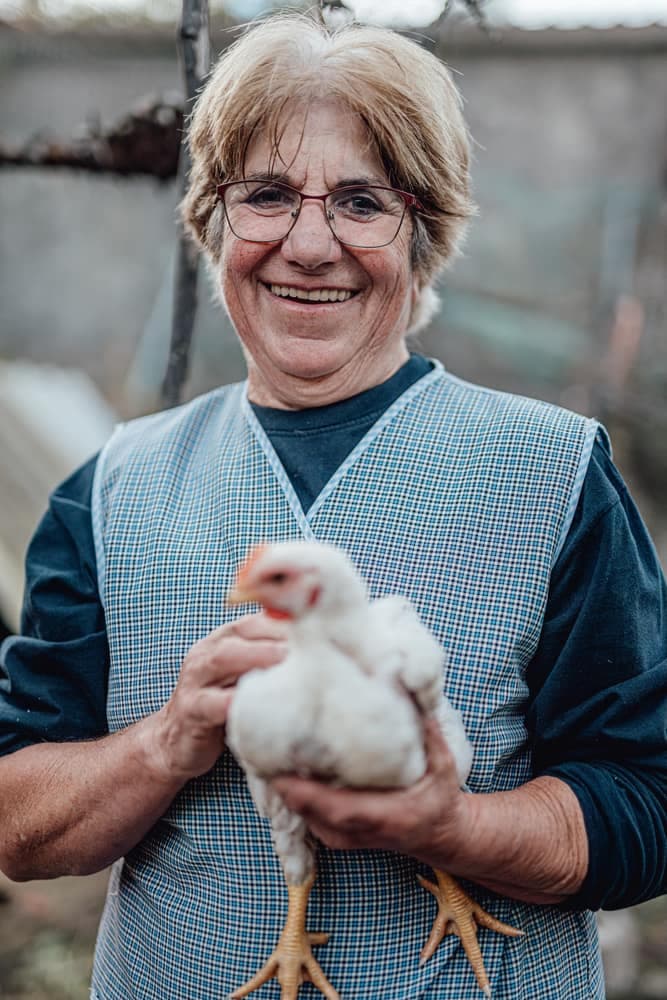 Éleveuse nourrissant ses poules dans une ferme